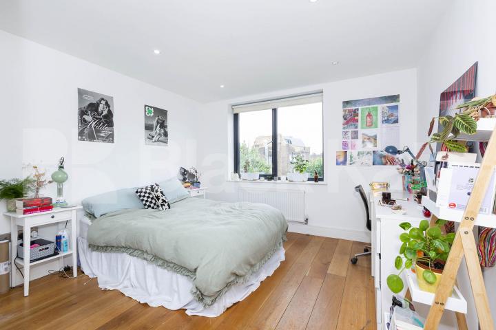 Modern & stylish 2 bedroom property located close to a Piccadilly Line Dunbar Road, Wood Green 